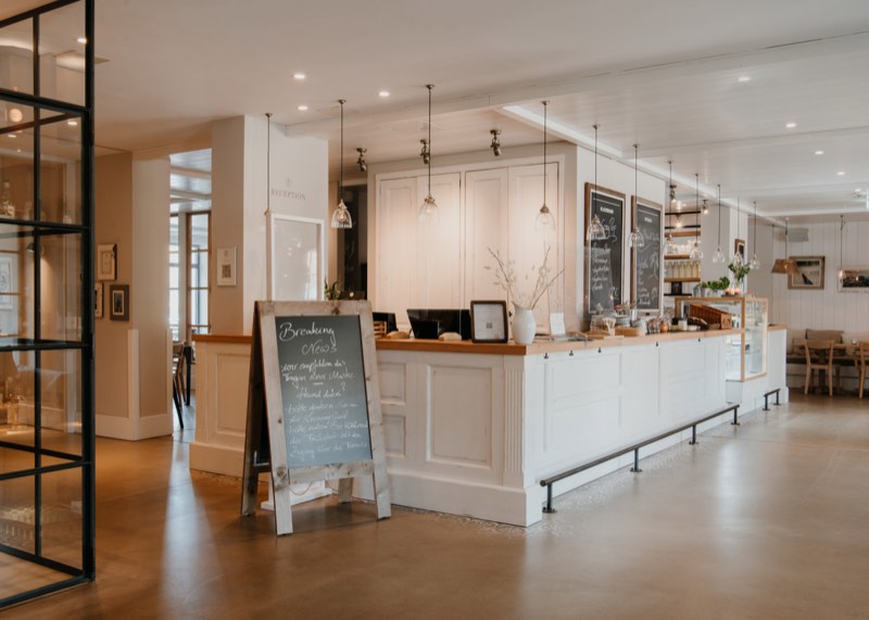 Restaurant-Interieur im Tageslicht